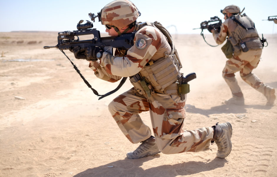 L'adjudant DELAIRE pendant le tir vendredi 13 juillet 2018, sur le camp d'Al Qaim une séance de tir d'entrainement se déroule avec l'élément de soutien national du 35e régiment d'artillerie parachutiste et quelques soldats américains. ©