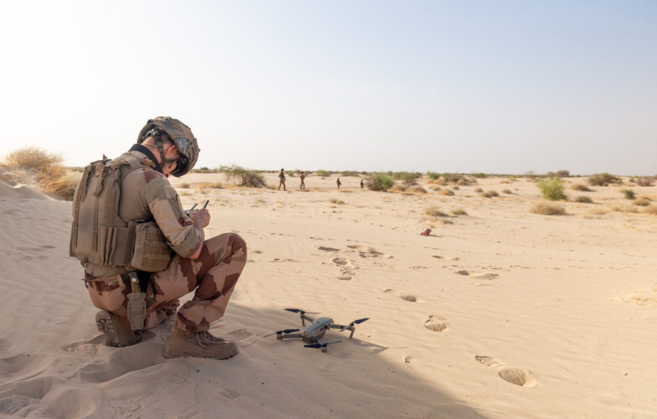 Vendredi 19 avril 2019, dans la région de Tombouctou, le caporal Damien GAMAIN du 6e régiment du génie déploie un drone MAVIC pour faire de la reconnaissance d’axes et appuyer un groupe d’infanterie en ratissage de zone.
 ©