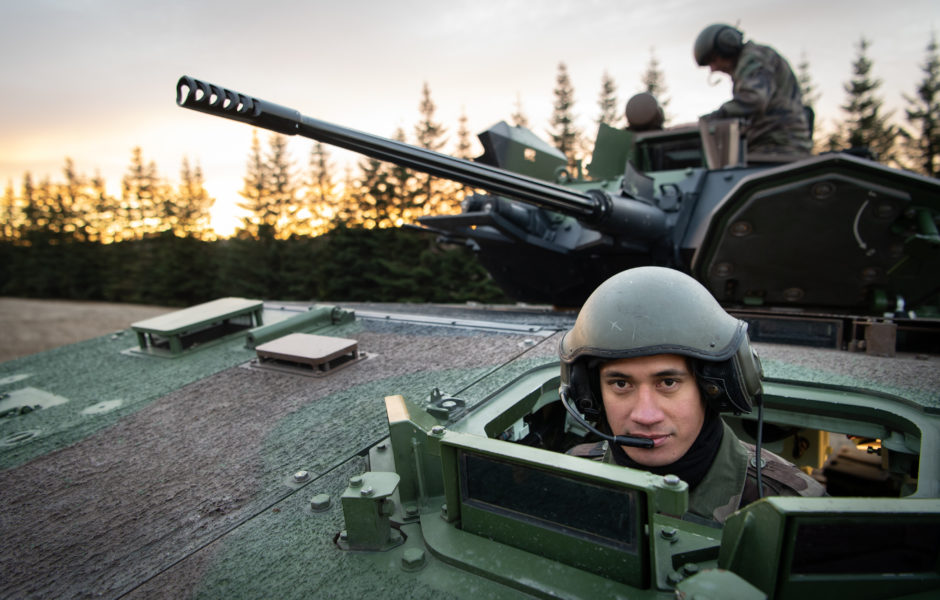 Le 14 janvier 2020, portrait d'un pilote VBCI (véhicule blindé de combat d'infanterie) du 92e régiment d'infanterie (92e RI), sur le camp militaire de la Courtine. ©