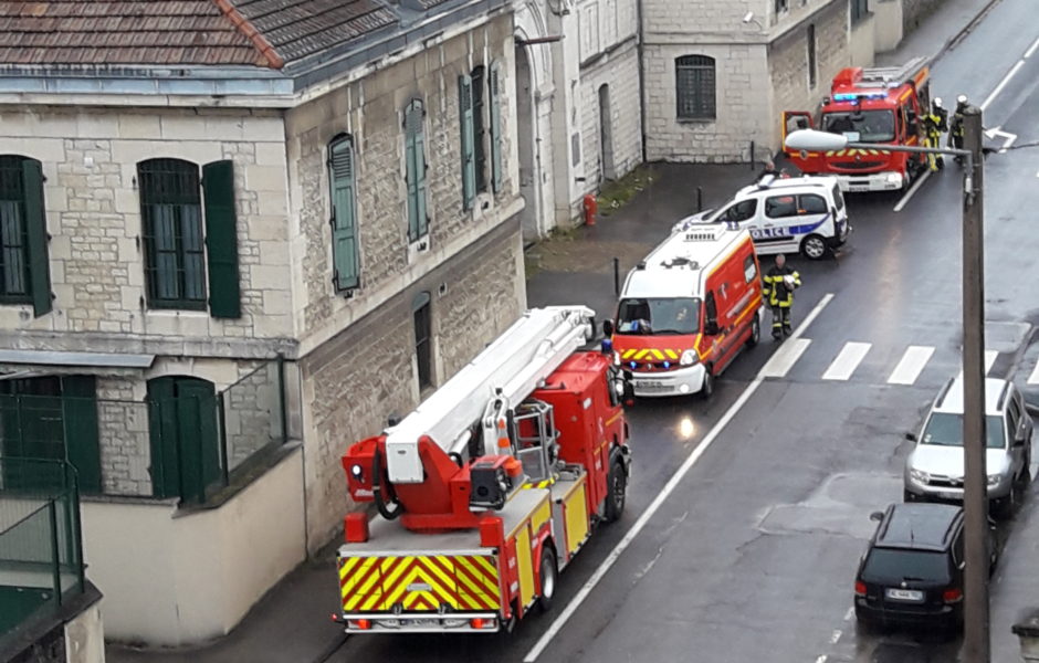Intervention des sapeurs-pompiers ce dimanche à la maison d'arrêt de Besançon © alerte témoin Daniel D. ©