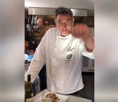 Fabrice Piguet et son poulet sauté-chasseur ©Capture vidéo Facebook ©