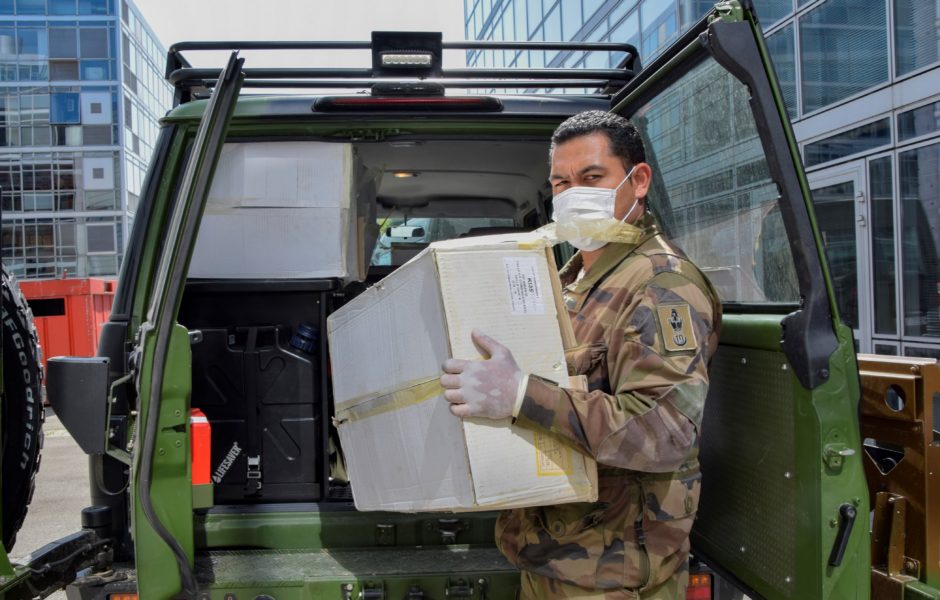 Soldats du 19e régiment du génie de Besançon qui déposait un don de 200 combinaisons avec masques à l’ARS jeudi 16 avril 2020 ©19e régiment du génie de Besançon ©