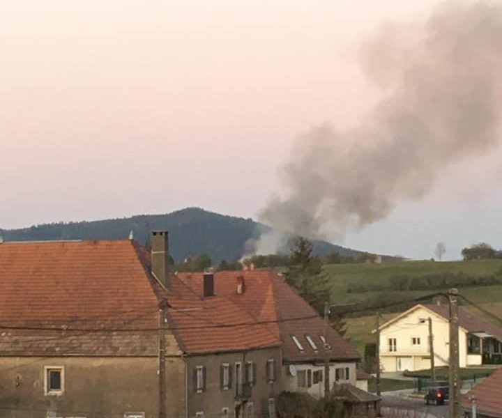 feu à Avoudrey © Témoin Num. G via la Communauté Météo Franc-Comtoise ©