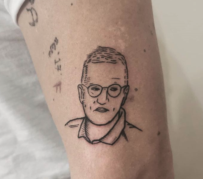 Gustav explique avoir été inspiré par son tatoueur, Zashay Tastas, dans lequel il montrait le portrait d’Anders Tegnell, épidémiologiste à l’Agence suédoise de santé publique © Capture Instagram zashay.tastas
 
 ©