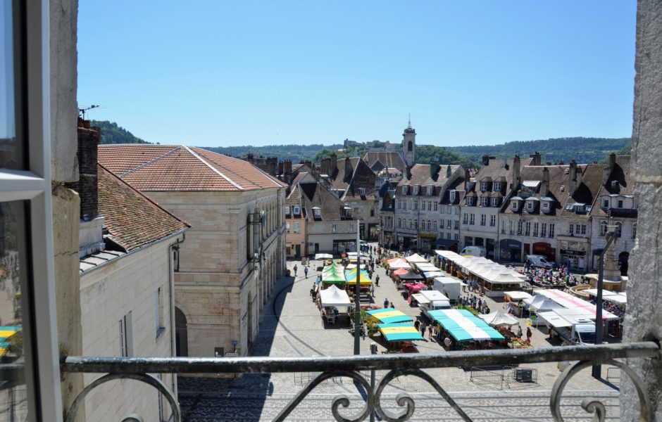 Le musée, le marché et plus loin, la Citadelle. ©