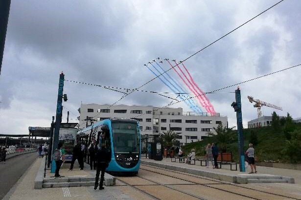 La patrouille de France survole le CHRU de Besançon © Nadège D  ©