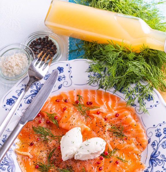 Recette Saumon cru mariné à crème légère montée au “vinaigre de noix verte et jus de