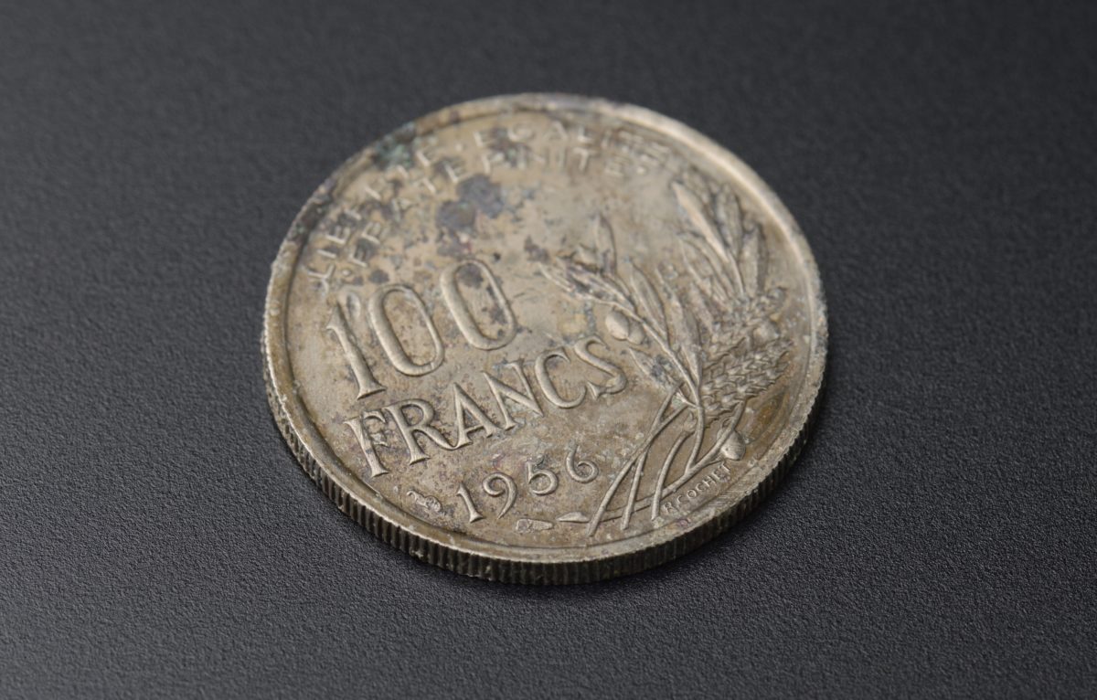 Monnaie de 100 francs, 1956, cupronickel © Musée des beaux-arts et d’archéologie, photographie Jean-Louis Bellurget, Inrap ©