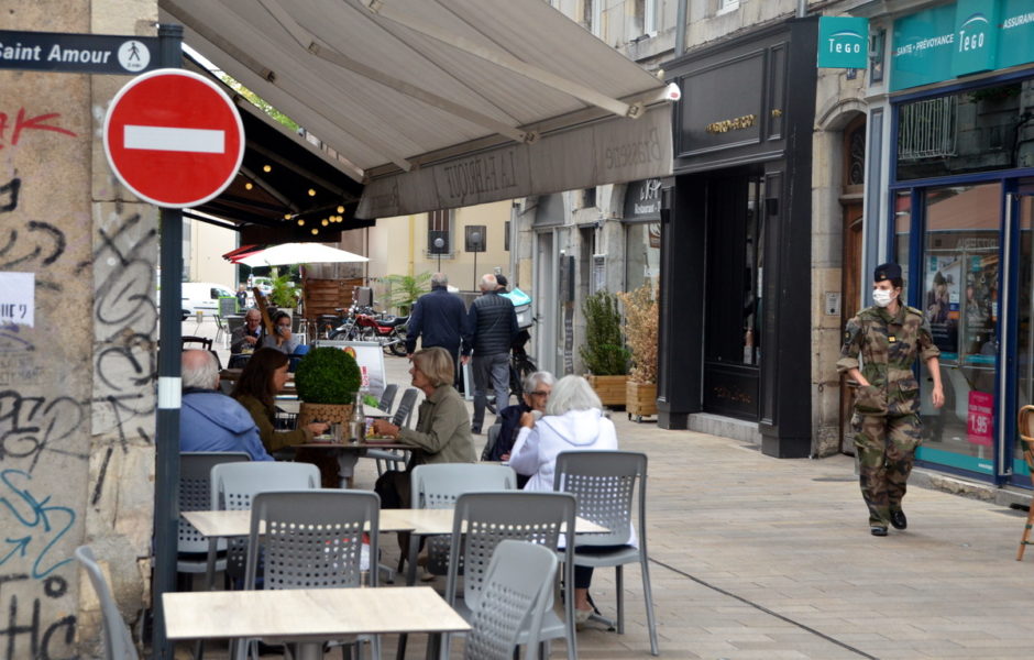 Terrasses de restaurants rue Bersot à Besançon © Alexane Alfaro