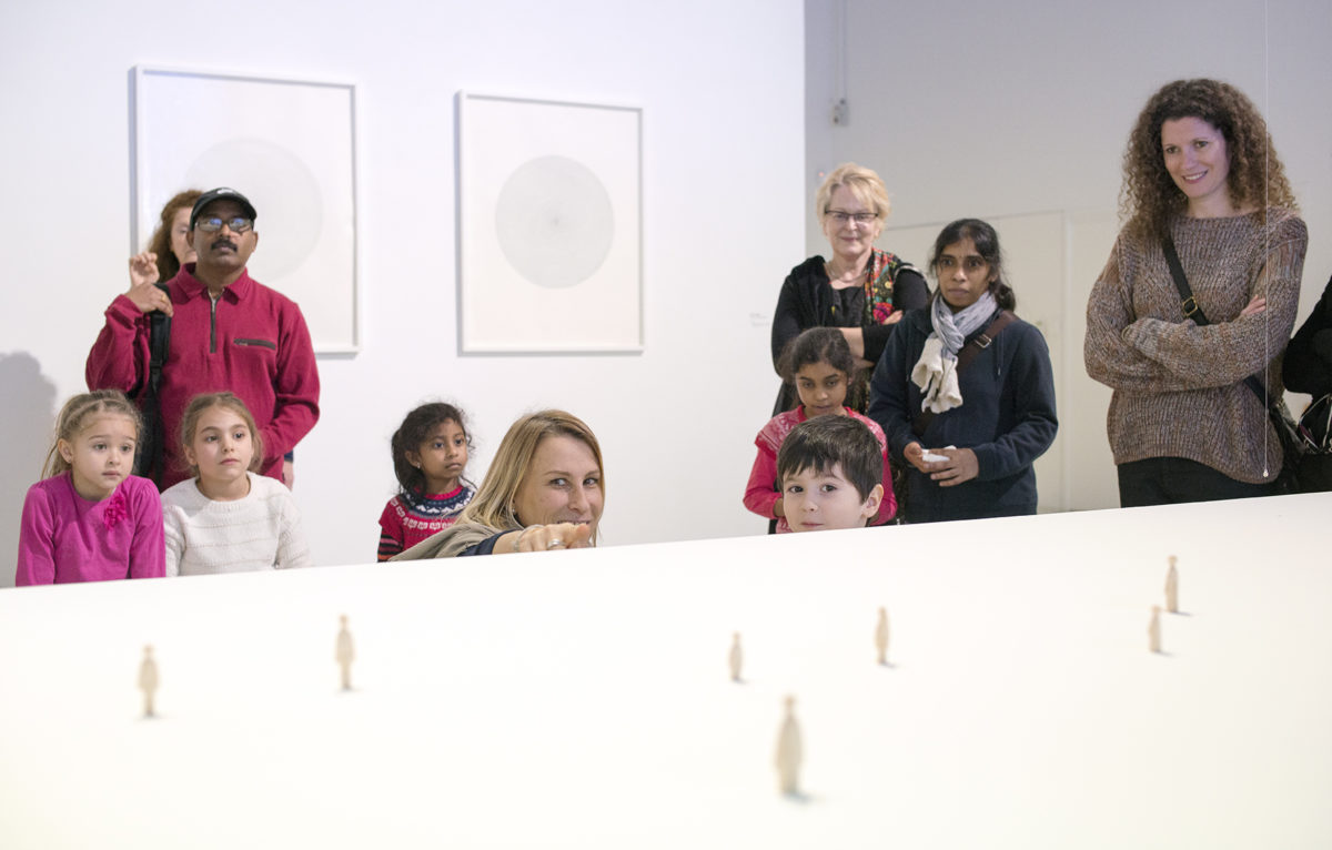 Visite-atelier parents-enfants, 2019, Frac Franche-Comté. Photo : Nicolas Waltefaugle ©
