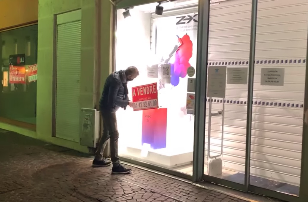 Plus de 400 commerces d'Annecy ont apposé sur leur vitrine une affichette 