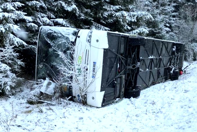 Accident de car scolaire en raison de la neige © inforoute