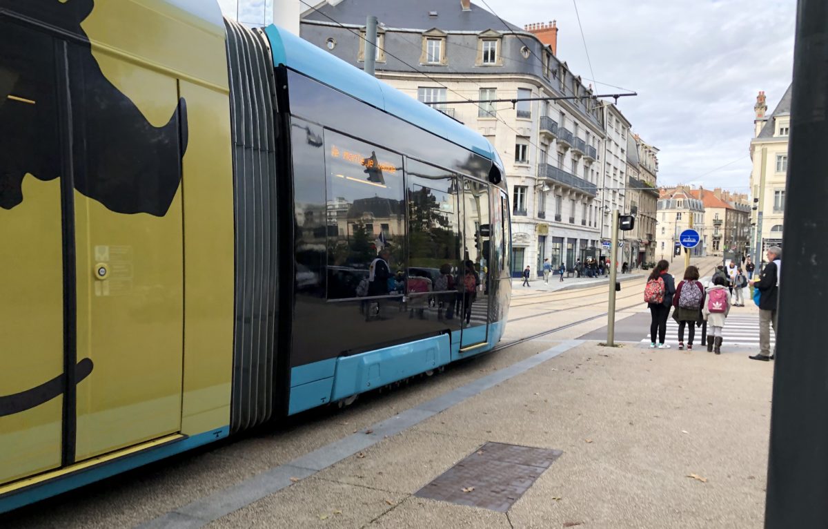 Un tramway à proximité du pont e la République à Besançon (illustration) © D Poirier