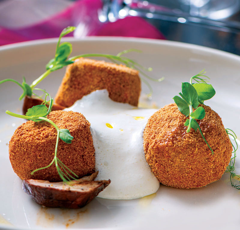 Poêlée de cèpes à l'huile de noisette de l'arbre à huile, cromesquis au Comté, espuma Crème de Bresse © Comtois Je Cuisine W. Beekman