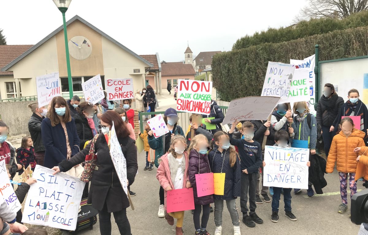 Mobilisation devant l'école de Geneuille ce 26 février 2021  © MT 