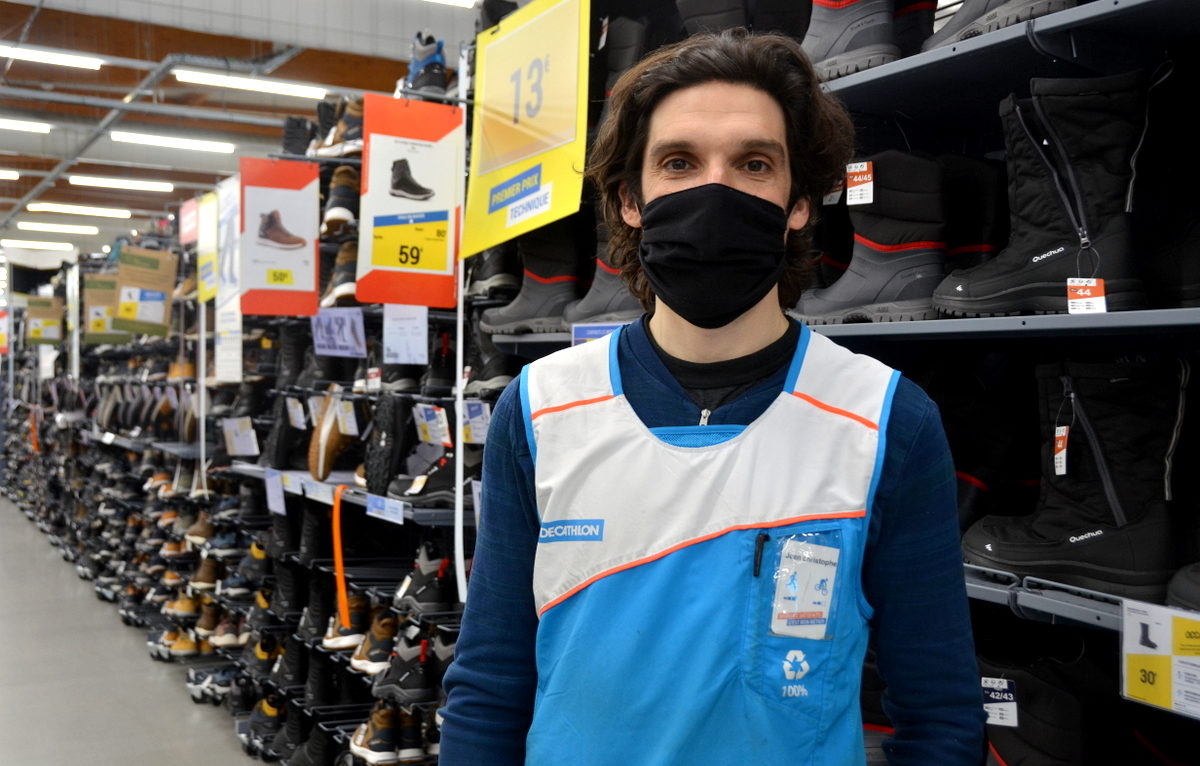 Jean-Christophe, responsable des rayons Randonnée et Ski de fond au magasin Decathlon à Besançon ©Alexane Alfaro ©