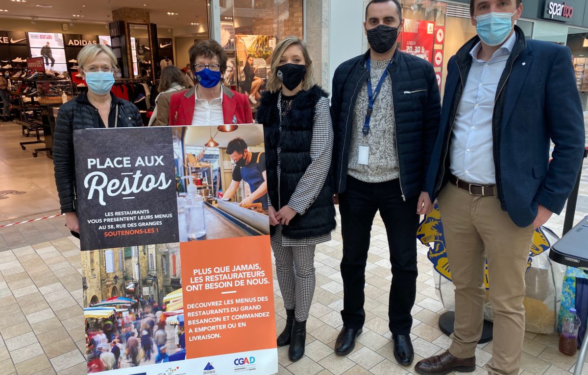 De G à D: les 2 représentantes du Lion’s Club, Blandine Perret (Fondatrice de ProMeeples), Artur (Stagiaire METRO), Matthieu Degrave (Directeur METRO Besançon)
 © DR