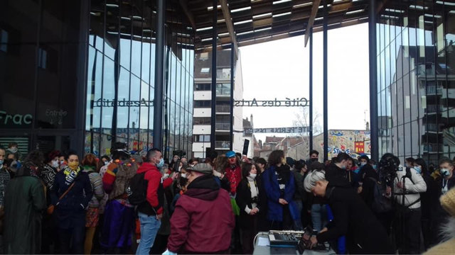 Rassemblement à la Cité des Arts de Besançon en soutien aux intermittents du spectacle le 21 mars 2021. © Anne D./Facebook