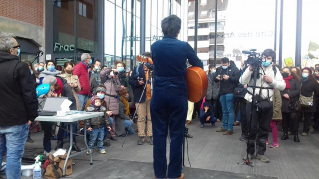 Rassemblement à la Cité des Arts de Besançon en soutien aux intermittents du spectacle le 21 mars 2021. © Anne D./Facebook