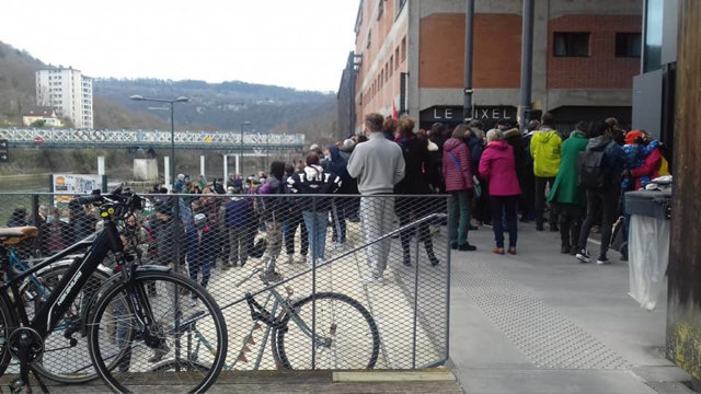 Rassemblement à la Cité des Arts de Besançon en soutien aux intermittents du spectacle le 21 mars 2021. © Anne D./Facebook