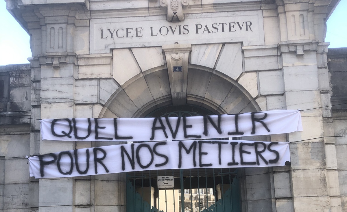 Action des étudiants en DMA au lycée Pasteur le 29 mars 2021. © Jules M.