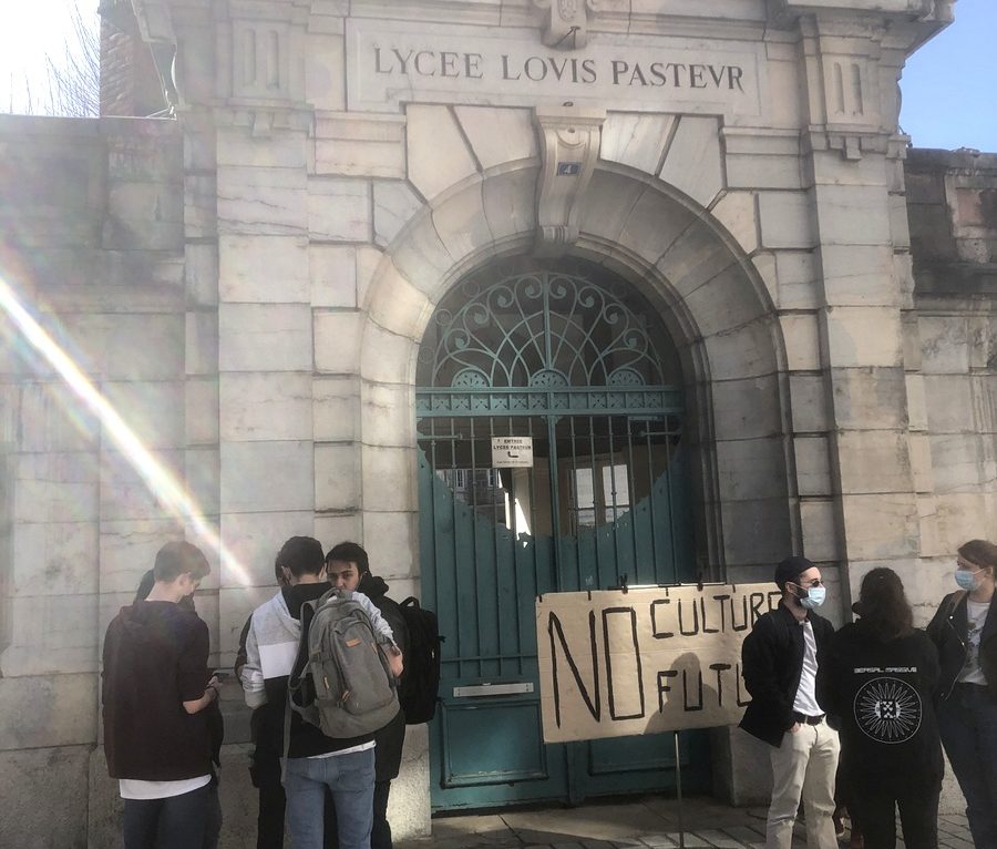 Action des étudiants en DMA au lycée Pasteur le 29 mars 2021. © Jules M.