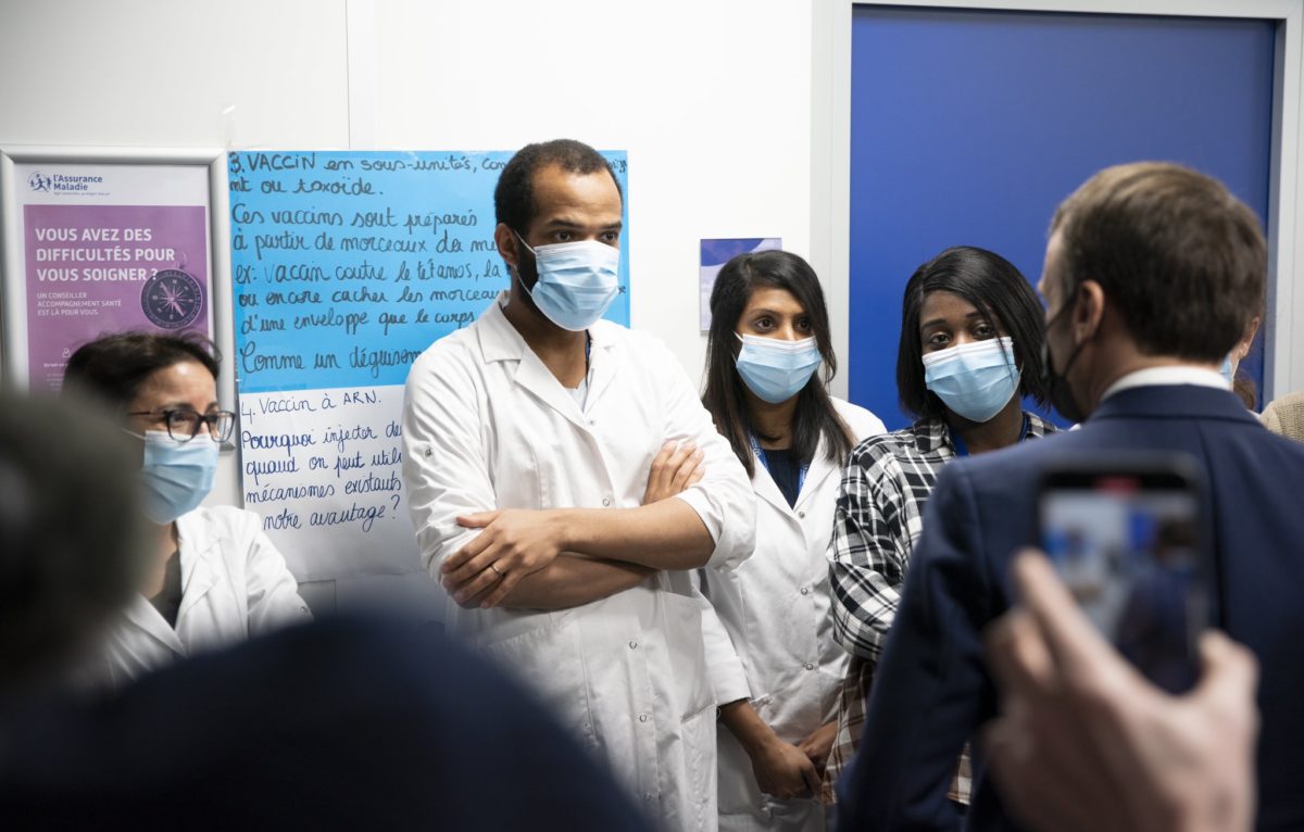 E. Macron en viste dans  un hôpital © Twitter Macron