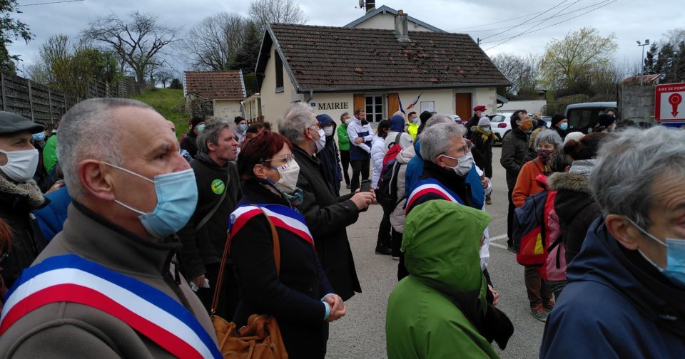 Plus de 200 personnes pour dire “non” au transit des poids lourds sur la RN 83