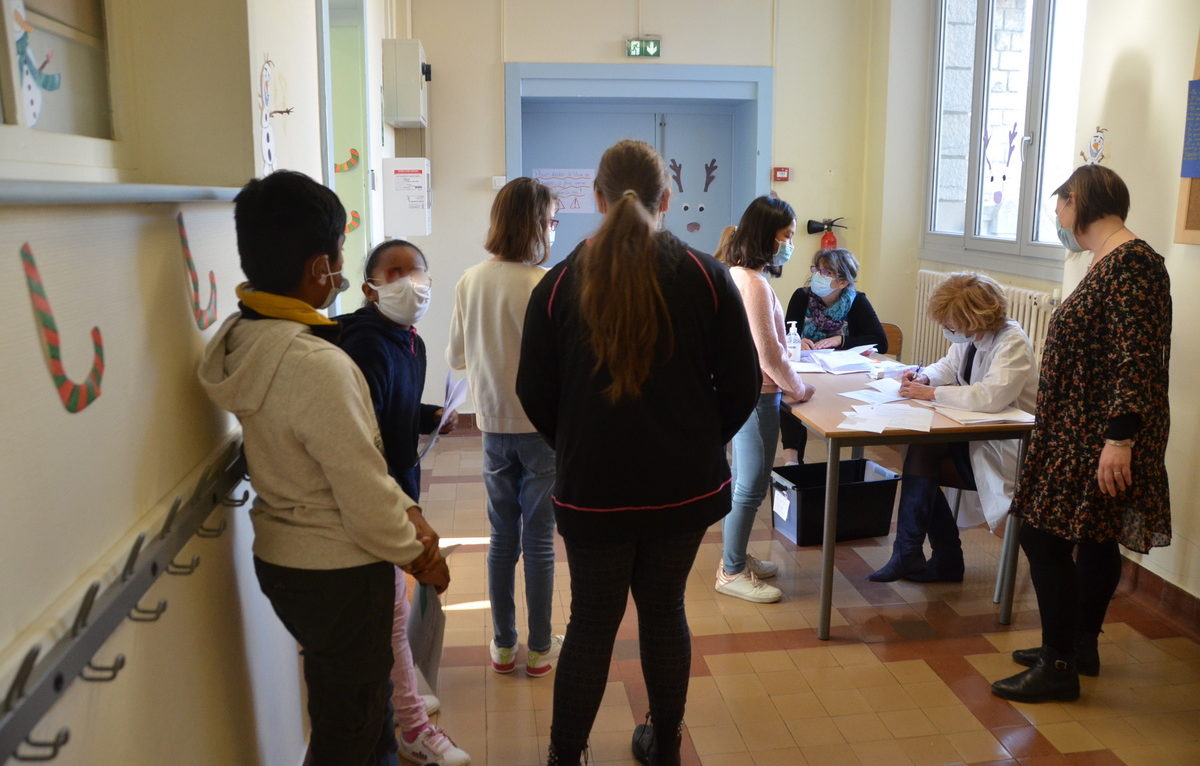 Tests salivaires à Besançon. © Alexane Alfaro