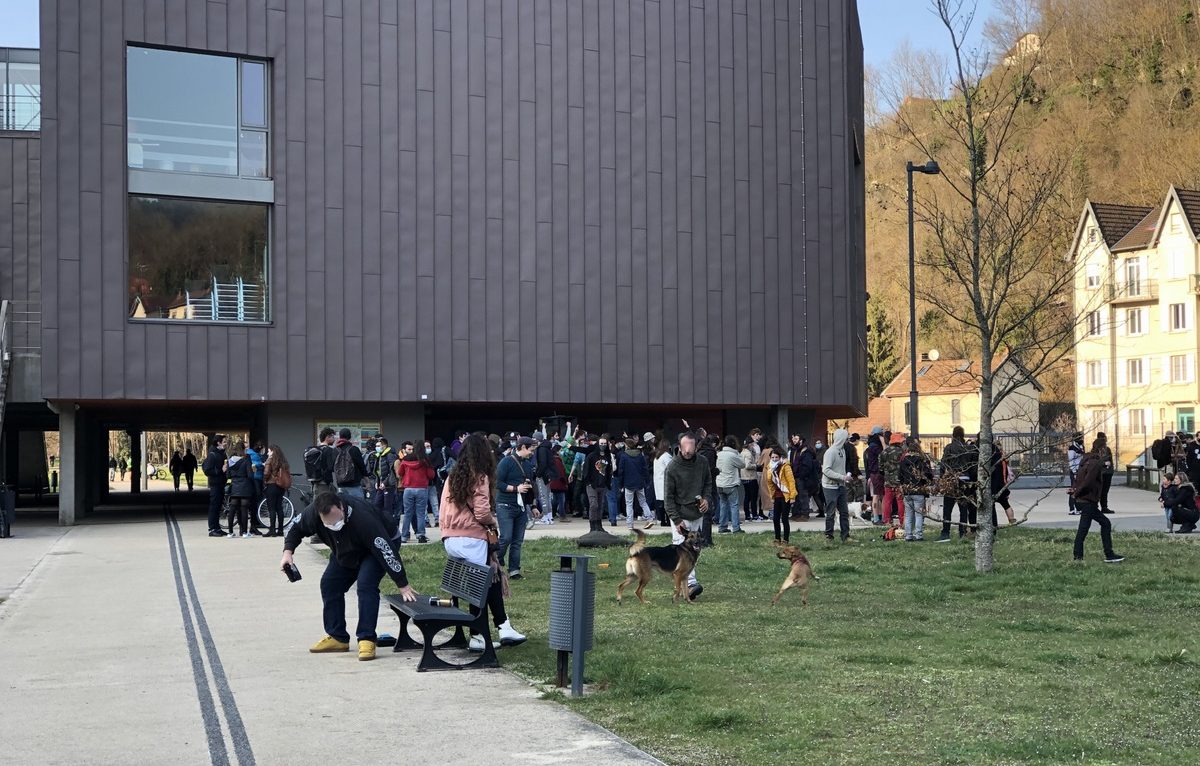 Fête illégale sous la Rodia samedi 6 mars. © Alerte témoin