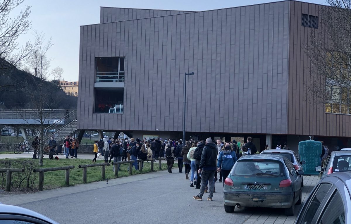 Fête illégale sous la Rodia samedi 6 mars. © Alerte témoin