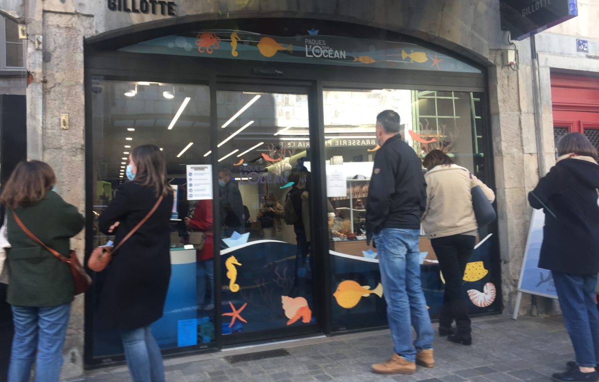 File d'attente devant une chocolaterie de la rue des Granges samedi 3 avril. © Alerte témoin - F.T