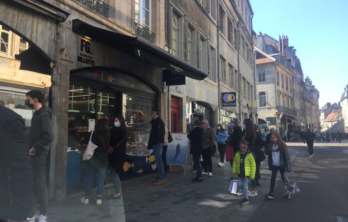File d'attente devant une chocolaterie de la rue des Granges samedi 3 avril. © Alerte témoin - F.T