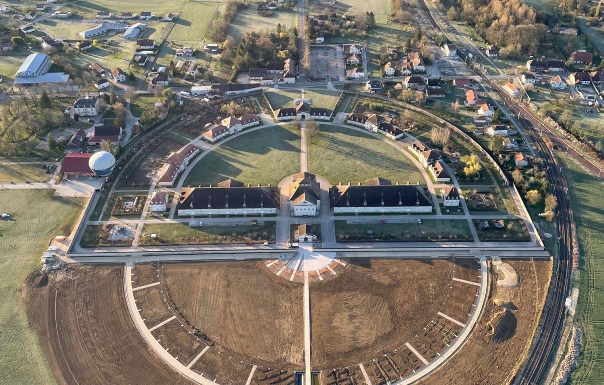 Cercle immense en cours à la Saline royale. <span class='copyright'>© Vue montgolfière de Vents du Futur</span>