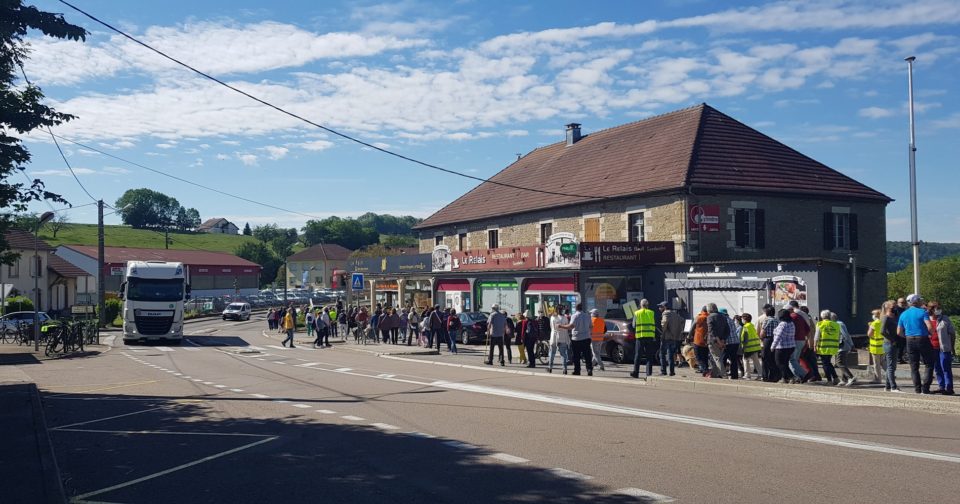Poids lourds en transit sur la RN 83 : 200 manifestants bloquent la circulation à Larnod