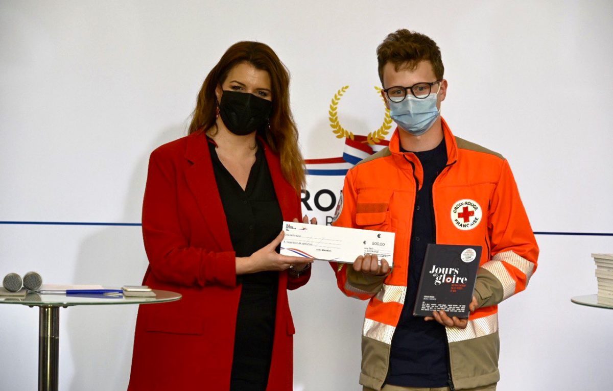 Arthur Bernardin, 28 ans, bénévole pour la Croix-Rouge à Dijon et Marlène Schiappa  © @Marlene 