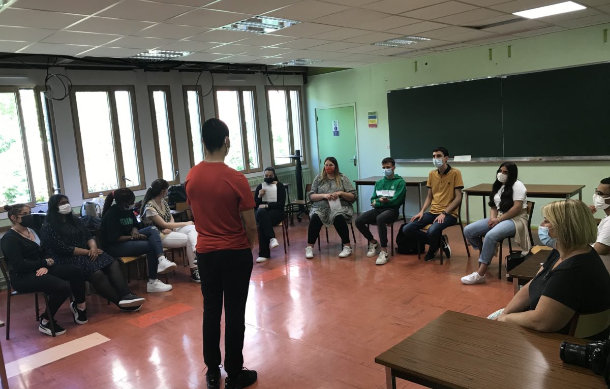 Atelier théâtre pour préparer le grand oral au lycée Victor Hugo à Besançon. © Alexane Alfaro