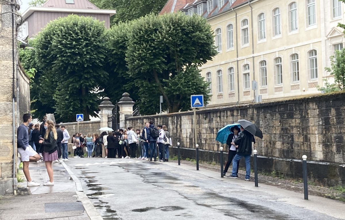 L'attente ce mardi matin devant le lycée Pasteur à Besançon  © Hélène Loget