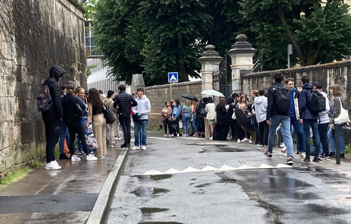 L'attente ce mardi matin devant le lycée Pasteur à Besançon  © Hélène Loget