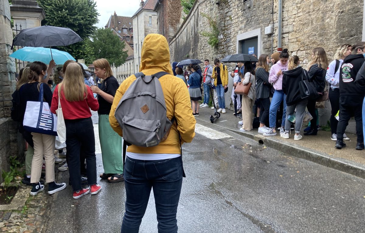 L'attente ce mardi matin devant le lycée Pasteur à Besançon  © Hélène Loget