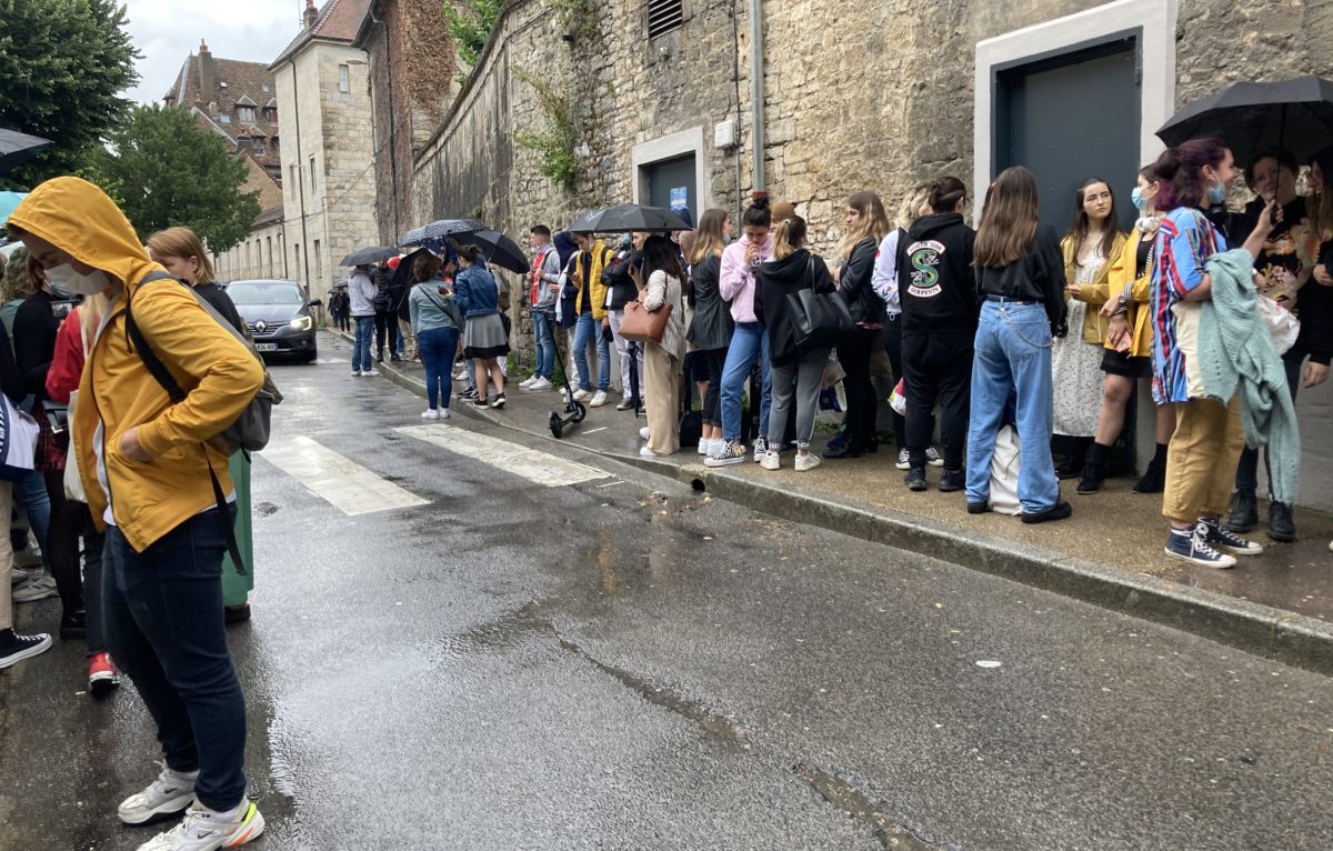 L'attente ce mardi matin devant le lycée Pasteur à Besançon  © Hélène Loget