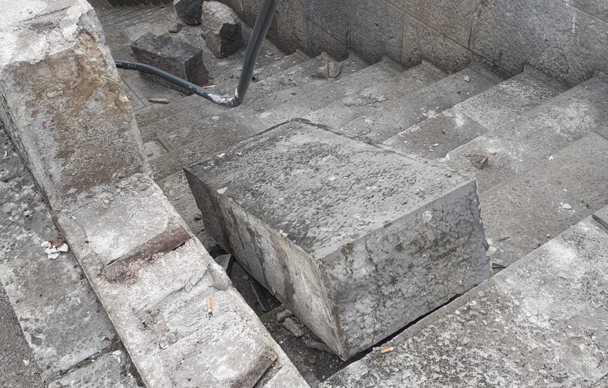 Dans la nuit de jeudi à vendredi, des individus sont parvenus à arracher des pierres de plus d'une tonne pour les jeter dans l'escalier qui mène à la crypte du monument de la Libération. © Nicolas Morin