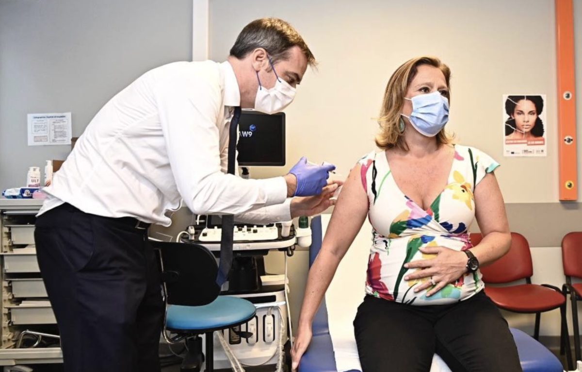 Olivier Véran vaccine sa collègue enceinte Olivia Grégoire. © Olivia Grégoire/Twitter