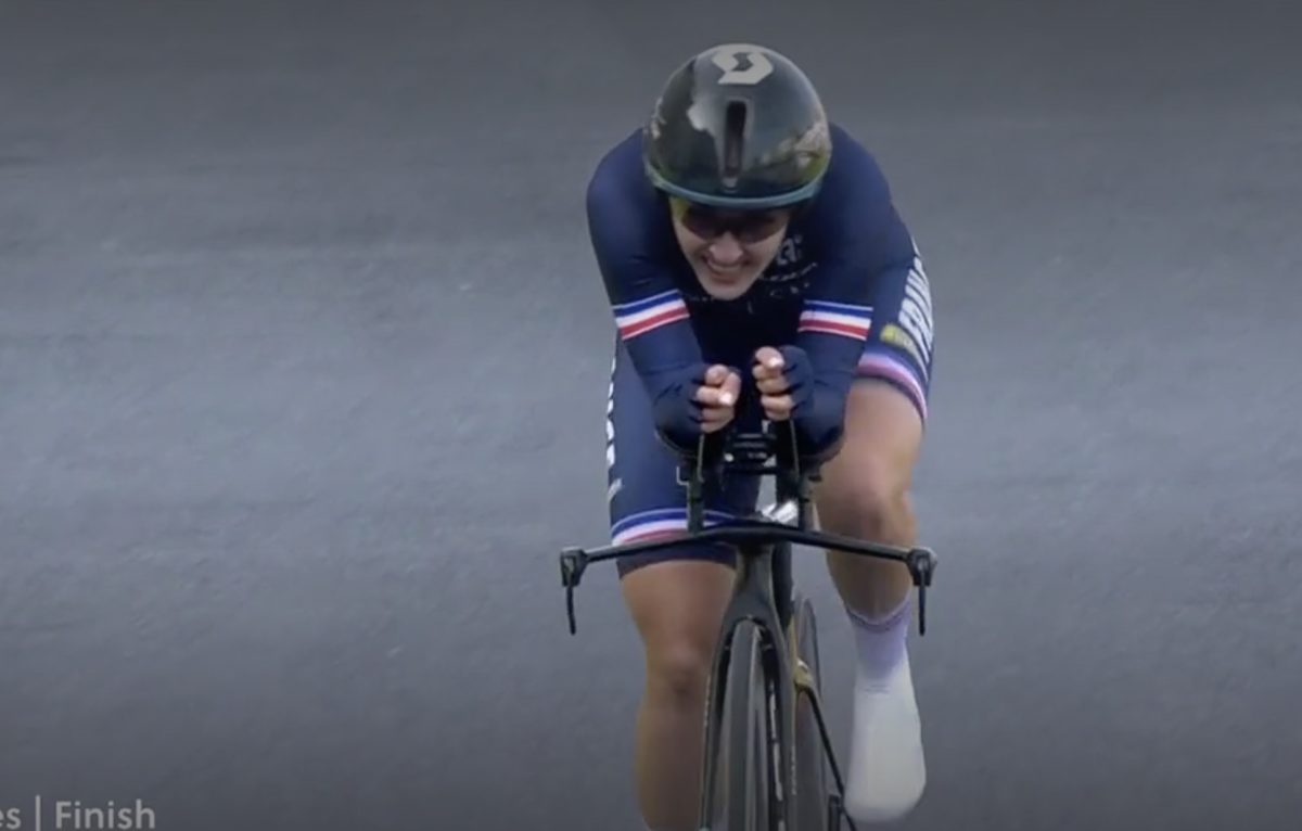 Avec l'équipe de France, Juliette Labous décroche la médaille d'or en relais mixte. ©