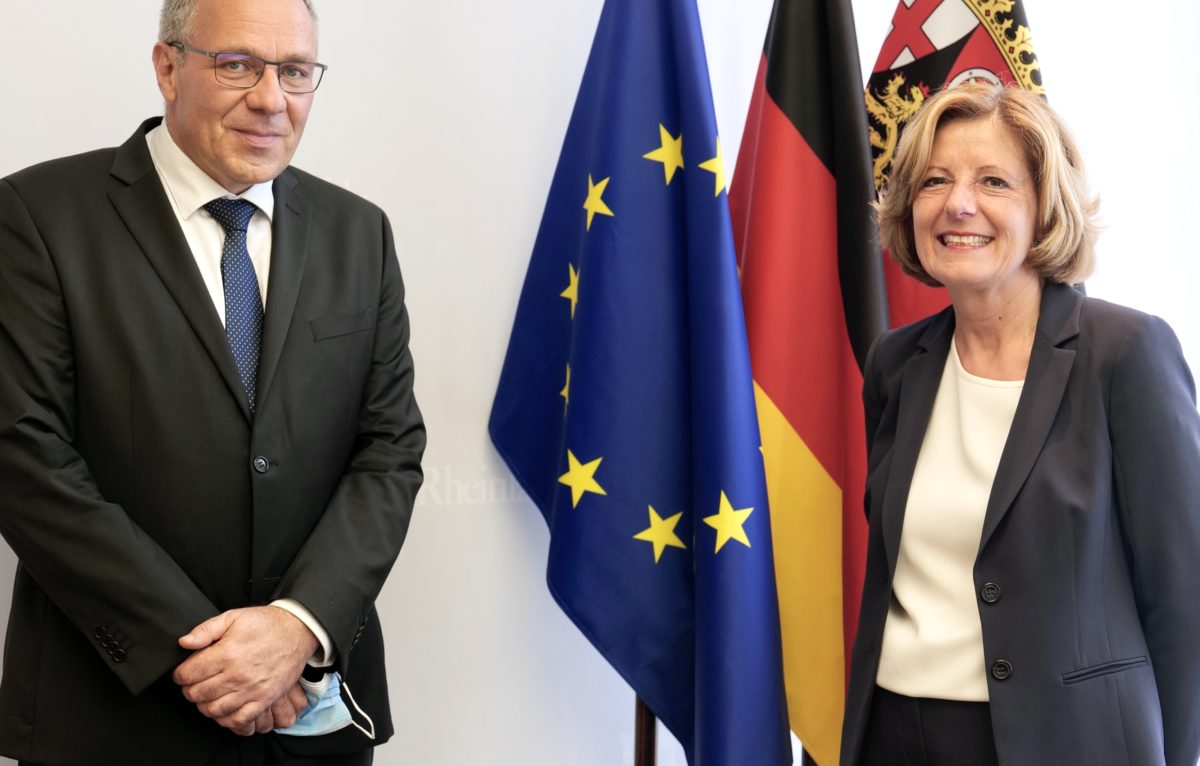 Patrick Molinoz et Malu Dreyer. Il s’agissait des premières rencontres entre élus des deux régions partenaires depuis la crise sanitaire. © Stefan Sämmer – Staatskanzlei Rheinland-Pfalz