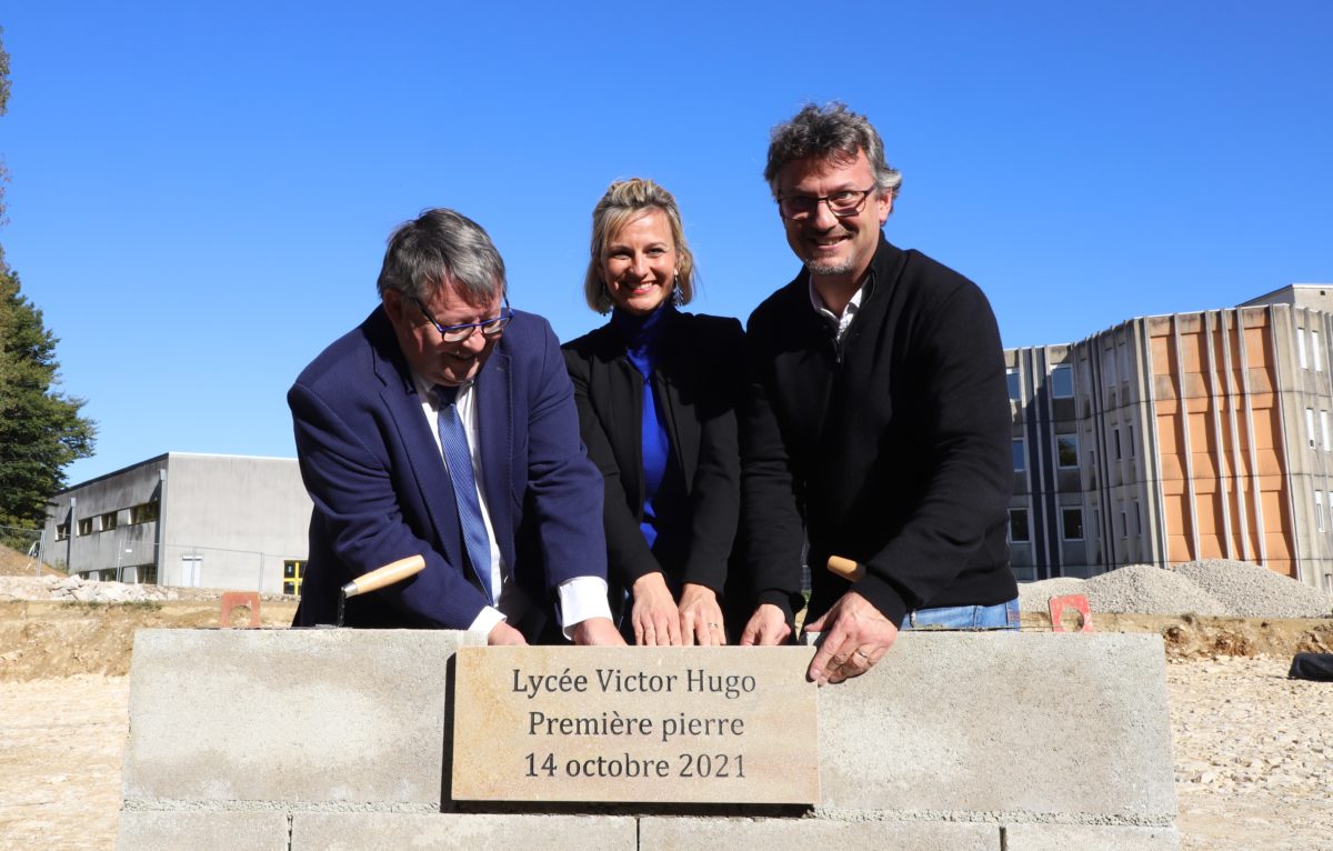 ean Broyer, proviseur du Lycée Victor Hugo, Océane Charret-Godard, Vice-présidente en charge des lycées, de l’offre de formation, de l’apprentissage et de l’orientation -  Yannick Poujet adjoint au Maire de Besançon en charge du quartier de Planoise.
 © REGION BOURGOGNE-FRANCHE-COMTE