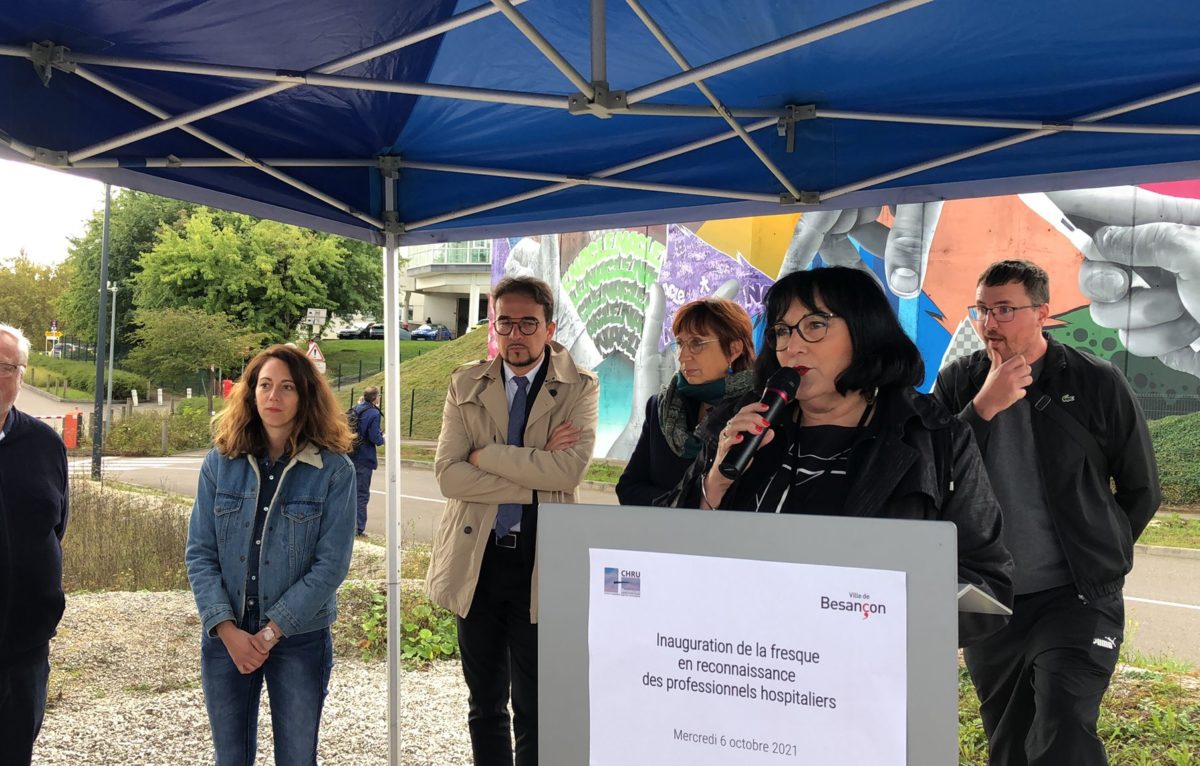 Chantal Carroger, directrice du CHU de Besançon. Inauguration de la fresque signée Nacle près du CHU de Besançon mercredi 6 octobre 2021. © Damien Poirier