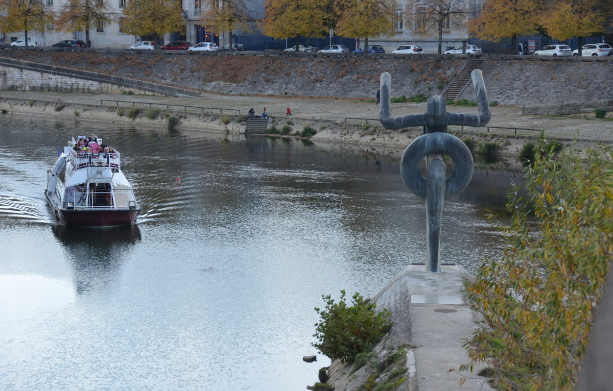 Le Minotaure et le bateau touristique à Besançon © Alexane Alfaro