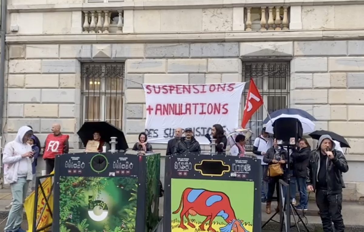 Ce jeudi matin devant le tribunal administratif de Besançon en soutien aux soignants non vaccinés, suspendus de leurs fonctions. © Hélène Loget