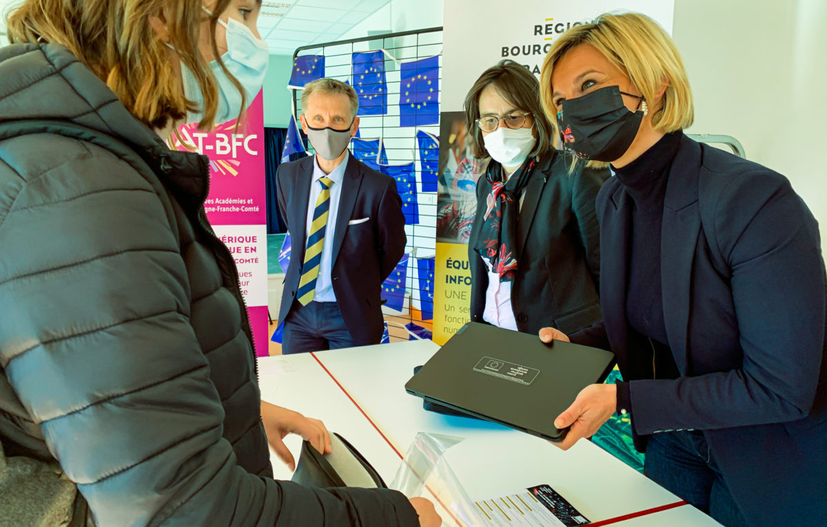 Remise des ordinateurs au lycée du Castel à Dijon. © Région Bourgogne Franche-Comté